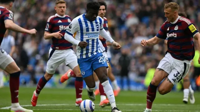 Carlos-Baleba-Hampir-Resmi-Gabung-Manchester-United