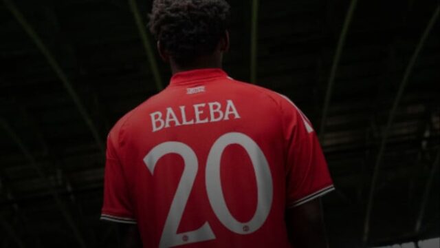 Carlos-Baleba-Kenakan-Nomor-20-MU-Warisi-Legenda-Solskjaer-dan-Van-Persie