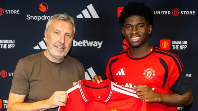 Carlos-Baleba-Resmi-Gabung-Manchester-United-Solusi-untuk-Lini-Tengah-yang-Lama-Dicari