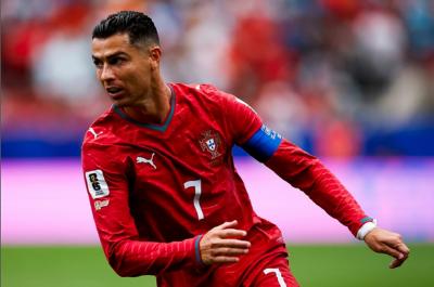 Cristiano-Ronaldo-Sampaikan-Duka-Mendalam-untuk-Lionel-Messi-Usai-Kehilangan-Ayah