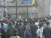 Demo Depan DPR Memanas, Massa Bakar Ban dan Rusak Pagar