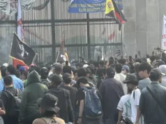Demo Depan DPR Memanas, Massa Bakar Ban dan Rusak Pagar