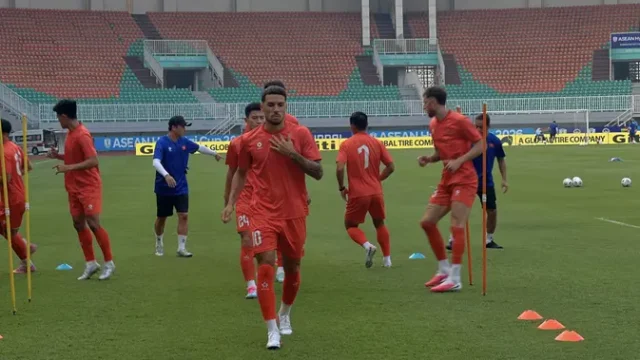 Do-Hoang-Hen-Jadi-Sorotan-di-Latihan-Timnas-Vietnam-di-Pakansari