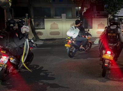 Dua-Kelompok-Bentrok-di-Jatinegara-Lima-Pemuda-Ditangkap-Brimob