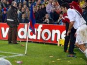 El Clásico Paling Mencekam: Figo, Camp Nou, dan Neraka yang Mengubah Sejarah