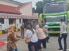 Emak-Emak Tarik Bus 20 Ton Demi Meriahkan HUT RI ke-81 di Terminal Kalideres