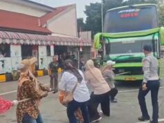 Emak-Emak Tarik Bus 20 Ton Demi Meriahkan HUT RI ke-81 di Terminal Kalideres