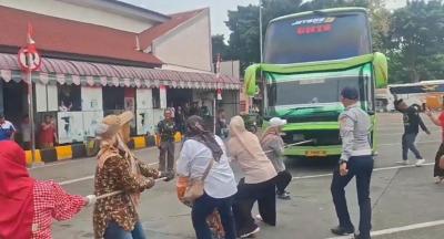 Emak-Emak-Tarik-Bus-20-Ton-Demi-Meriahkan-HUT-RI-ke-81-di-Terminal-Kalideres