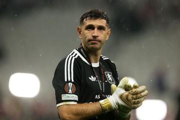 Emiliano-Martinez-Tetap-Setia-pada-Aston-Villa-Meski-Dibidik-MU-dan-Juventus