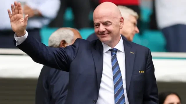 Figo-Tuntut-Infantino-Mundur-Sebut-Sepak-Bola-Sedang-Dalam-Bahaya