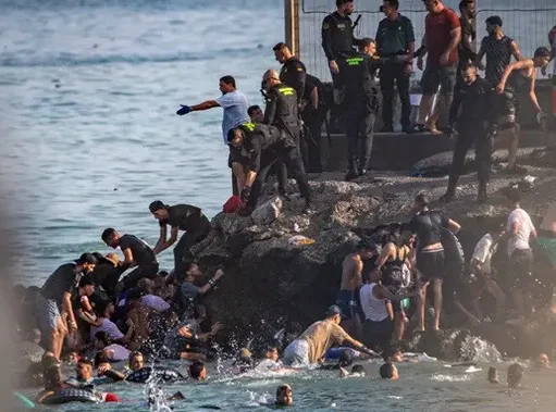 Gelombang Migran Besar ke Ceuta Picu Tudingan Silang antara Maroko dan Spanyol