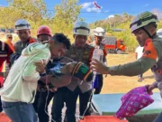 Gempa M7,7 di NTT Tewaskan 68 Orang, Basarnas Evakuasi Korban dengan Helikopter