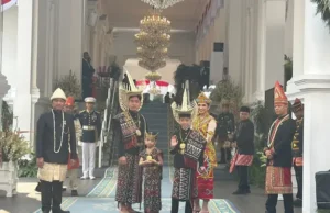 Gibran Kenakan Baju Adat NTT dan Dayak di Upacara HUT RI ke-81