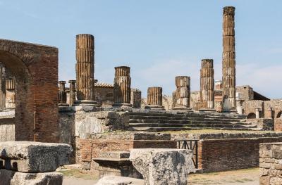 Gunung-Vesuvius-Meletus-Pompeii-Hilang-dalam-Abu