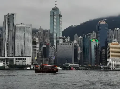Hong Kong Catat Suhu Tertinggi Sejak 1884 Akibat Topan Dolphin