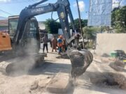 Anggota Polsek Maluk Terus Dampingi Pekerjaan Normalisasi Drainase di Wilayah Hukumnya