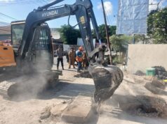 Anggota Polsek Maluk Terus Dampingi Pekerjaan Normalisasi Drainase di Wilayah Hukumnya