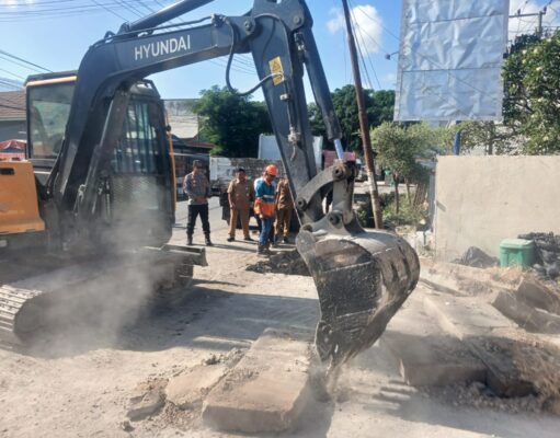 Anggota Polsek Maluk Terus Dampingi Pekerjaan Normalisasi Drainase di Wilayah Hukumnya