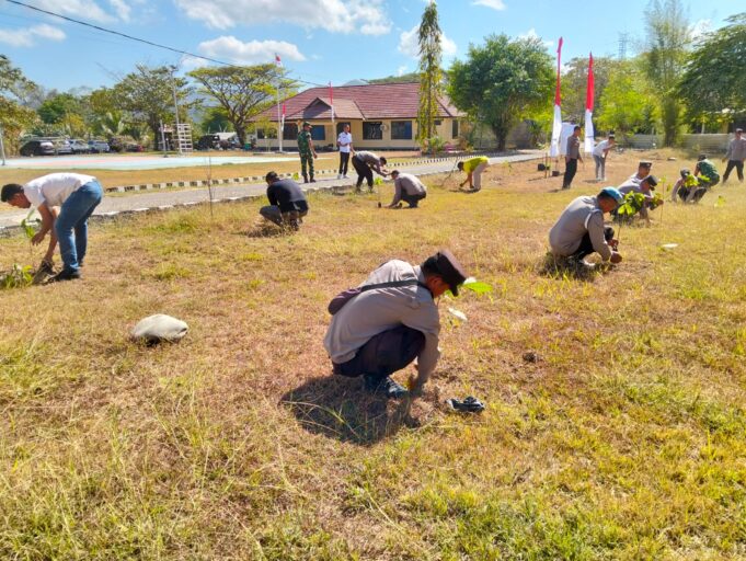 10.000 Pohon Ditanam Serentak! Polsek Maluk Ikut Bergerak Hijaukan Negeri