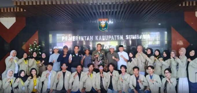 Bupati H. Jarot Sebut KKN UGM Investasi Masa Depan Sumbawa