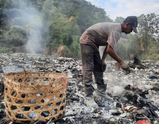 Pemulung di Kampung Sendiri, Sisi Lain Gemerlap Tambang