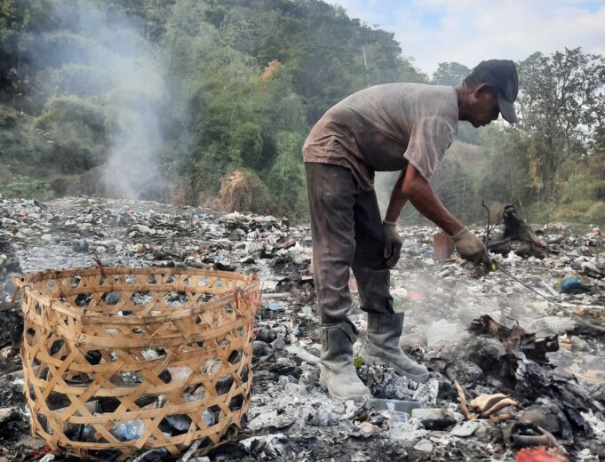 Pemulung di Kampung Sendiri, Sisi Lain Gemerlap Tambang