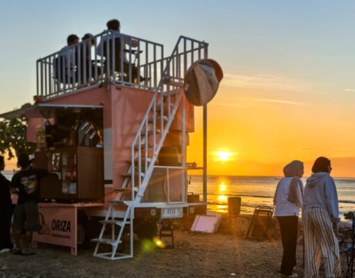 Sunset Seindah Ini Ada di Maluk! ☕🌅 Spot Ngopi Baru di Pantai Pasir Putih Mulai “Dikepung” Pengunjung, Bule Ikut Nongkrong!