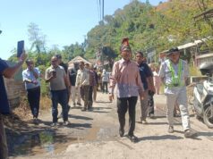 Tinjau Jalan Rusak, Wabup Sumbawa Komit Jemput Anggaran Revitalisasi Jalan dari Pusat