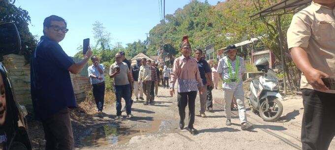Tinjau Jalan Rusak, Wabup Sumbawa Komit Jemput Anggaran Revitalisasi Jalan dari Pusat