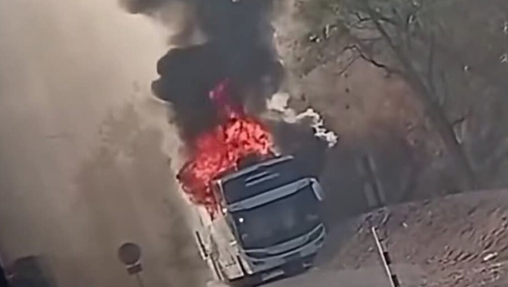 Asap Tebal dari Area Lingkar Tambang yang sempat Gegerkan Warga Maluk, Dilaporkan Dari Bus Karyawan Yang Terbakar
