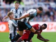 Isak Kembali ke St. James’ Park, Dicemooh tapi Tetap Berjuang