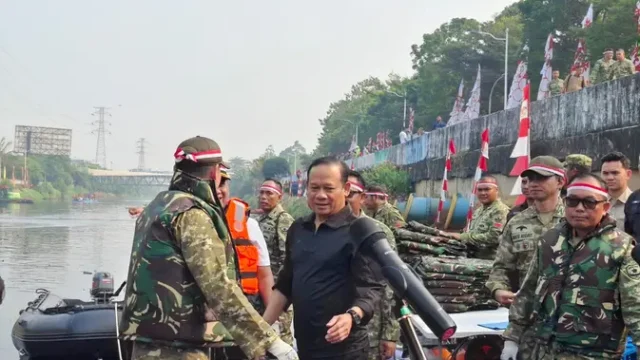 Jelang-HUT-RI-3.550-Personel-TNI-Polri-Bersihkan-11-Titik-Sungai-di-Jakarta-dan-Sekitarnya