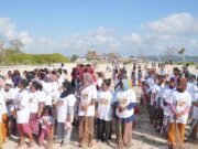 KKP dan Masyarakat Bersihkan Pantai Papela, Angkut 3,2 Ton Sampah di Peringatan HUT RI ke-81