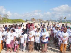 KKP dan Masyarakat Bersihkan Pantai Papela, Angkut 3,2 Ton Sampah di Peringatan HUT RI ke-81