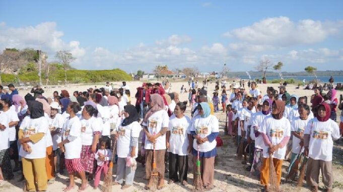 KKP dan Masyarakat Bersihkan Pantai Papela, Angkut 3,2 Ton Sampah di Peringatan HUT RI ke-81