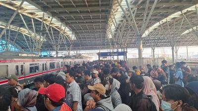 KRL-Bogor-Jakarta-Gangguan-Stasiun-Manggarai-Penuh-Sesak