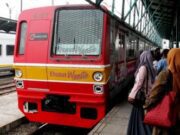 KRL Bogor-Jakarta Kota Dilempar Botol, Kaca Pecah