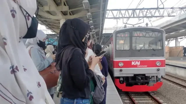 KRL-Duri-Tangerang-Terhambat-Usai-Motor-Tertabrak-Kereta-di-Rawa-Buaya