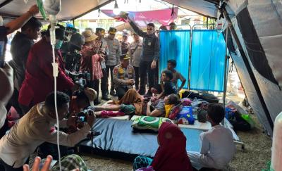 Kapolri-Tinjau-Langsung-Posko-Pengungsian-Gempa-NTT-Pastikan-Bantuan-Tersalur-Optimal