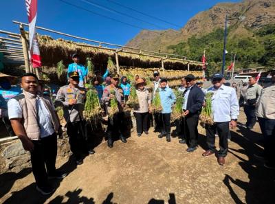 Kapolri-dan-Titiek-Soeharto-Tanam-Bawang-Putih-Serentak-Potensi-Panen-2.795-Ton