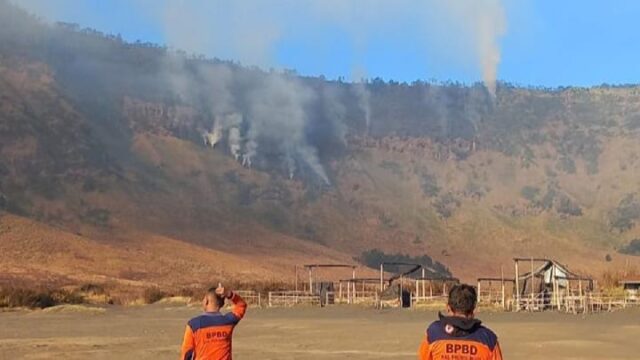 Kawasan-Bromo-Terbakar-Akses-Wisata-dari-Malang-dan-Lumajang-Ditutup