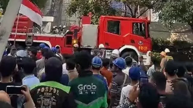 Kebakaran-Gedung-Cikini-Dipadamkan-Tak-Ada-Korban-Jiwa