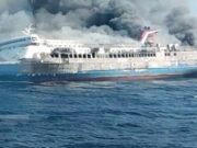 Kemenhub Kerahkan Kapal Patroli Evakuasi KM Mutiara Sentosa II yang Terbakar