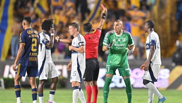 Kiper-40-Tahun-Banting-Kursi-Usai-Dapat-Kartu-Merah-Tigres-Menang-Adu-Penalti