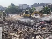 Lebih dari 30 Jam Kebakaran Tumpukan Sampah di Kramat Jati Masih Belum Padam