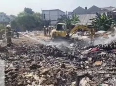 Lebih dari 30 Jam Kebakaran Tumpukan Sampah di Kramat Jati Masih Belum Padam