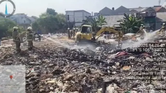 Lebih-dari-30-Jam-Kebakaran-Tumpukan-Sampah-di-Kramat-Jati-Masih-Belum-Padam