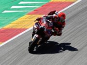 Marc Marquez Berlutut di Depan Fans Usai Menang Tipis di MotoGP Aragon 2026