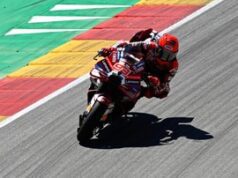 Marc Marquez Berlutut di Depan Fans Usai Menang Tipis di MotoGP Aragon 2026
