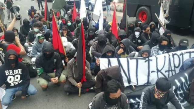 Massa-Rusuh-di-Pejompongan-Diduga-Berlatar-Paham-Anarko